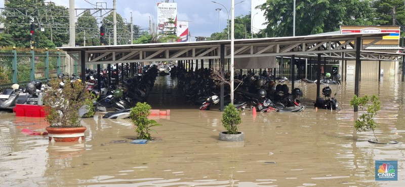 Jalan Insinyur H. Juanda, akses utama menuju Stasiun Bekasi, terendam banjir pada Selasa (4/3/2025). (CNBC Indonesia/Tias Budiarto)