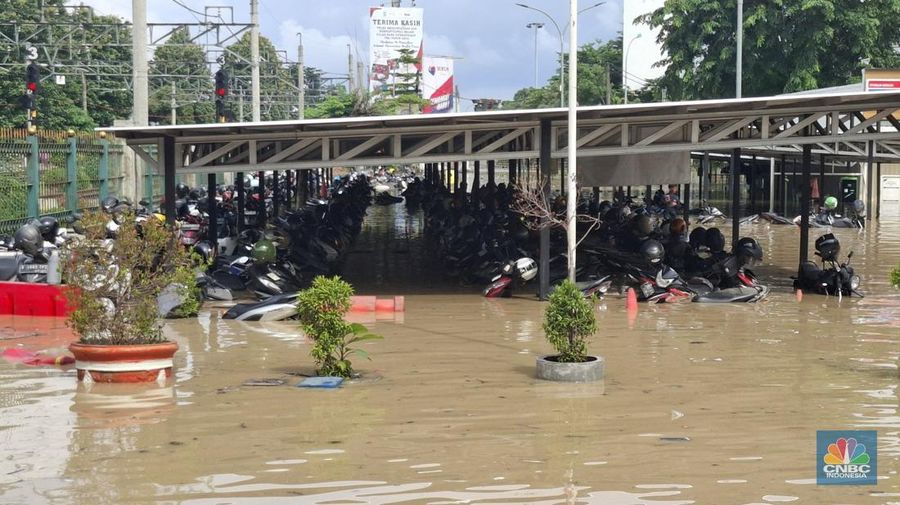 Jalan Insinyur H. Juanda, akses utama menuju Stasiun Bekasi, terendam banjir pada Selasa (4/3/2025). (CNBC Indonesia/Tias Budiarto)