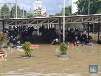 Seram! Stasiun Bekasi Dikepung Banjir-Ratusan Motor Tenggelam
