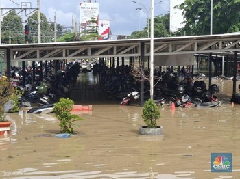 Seram! Stasiun Bekasi Dikepung Banjir-Ratusan Motor Tenggelam