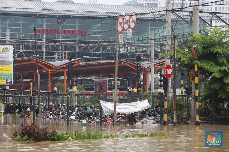 Jalan Insinyur H. Juanda, akses utama menuju Stasiun Bekasi, terendam banjir pada Selasa (4/3/2025). (CNBC Indonesia/Tias Budiarto)