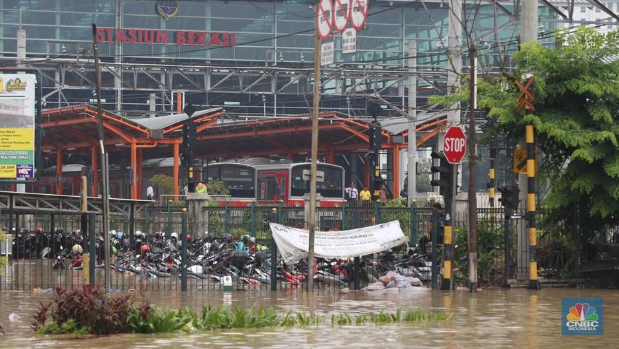 Jalan Insinyur H. Juanda, akses utama menuju Stasiun Bekasi, terendam banjir pada Selasa (4/3/2025). (CNBC Indonesia/Tias Budiarto)