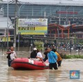 Lumpuh! Akses Stasiun Bekasi Terendam Banjir, Lansia Dievakuasi