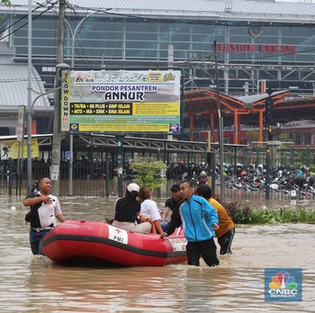 Lumpuh! Akses Stasiun Bekasi Terendam Banjir, Lansia Dievakuasi