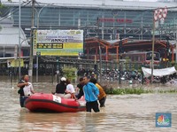 Lumpuh! Akses Stasiun Bekasi Terendam Banjir, Lansia Dievakuasi