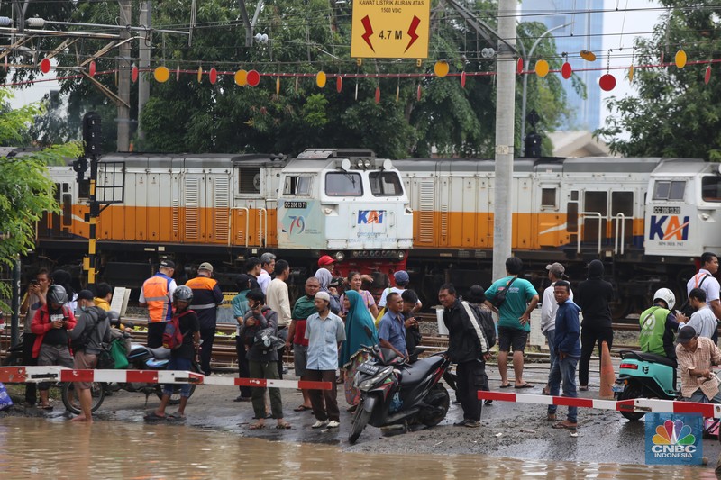 Seorang warga membersihkan rumah dari sisa-sisa banjir bandang di Desa Citeko, Kecamatan Cisarua, Jawa Barat, Senin (3/3/2025). Seorang warga membersihkan rumah dari sisa-sisa banjir bandang di Desa Citeko, Kecamatan Cisarua, Jawa Barat, Senin (3/3/2025). (CNBC Indonesia/Tri Susilo)