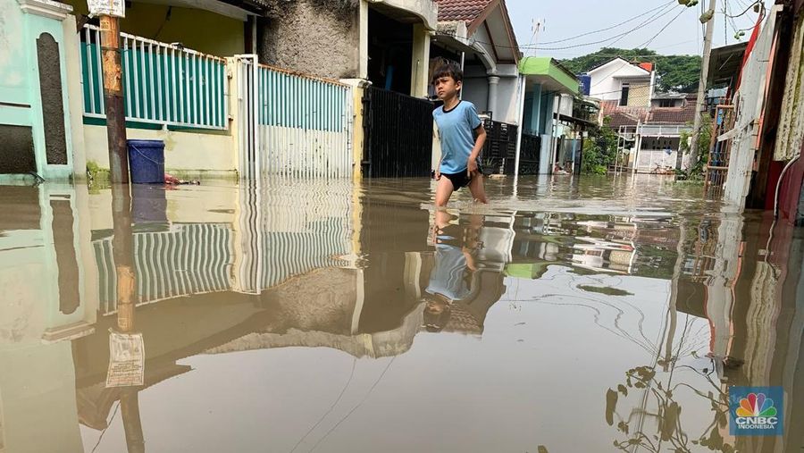 Banjir Terjang Karang Satria Tambun Utara Bekasi. (CNBC Indonesia/Susi Setiawati)