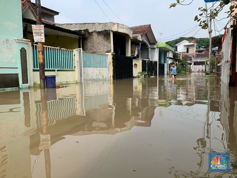 Banjir Terjang Karang Satria Tambun Utara Bekasi. (CNBC Indonesia/Susi Setiawati) Banjir Terjang Karang Satria Tambun Utara Bekasi. (CNBC Indonesia/Susi Setiawati)
