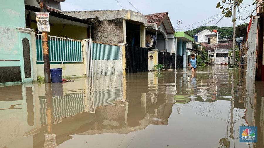 Banjir Terjang Karang Satria Tambun Utara Bekasi. (CNBC Indonesia/Susi Setiawati)