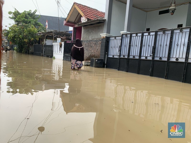 Banjir Terjang Karang Satria Tambun Utara Bekasi. (CNBC Indonesia/Susi Setiawati)