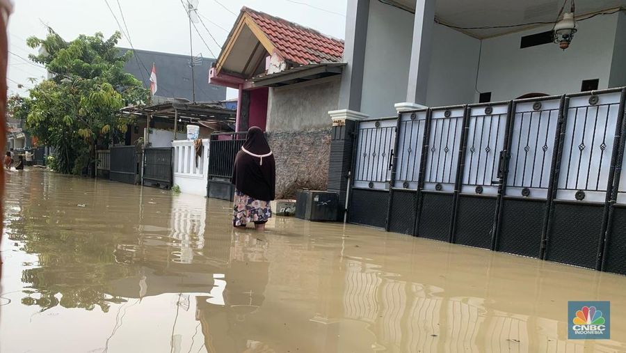 Banjir Terjang Karang Satria Tambun Utara Bekasi. (CNBC Indonesia/Susi Setiawati)