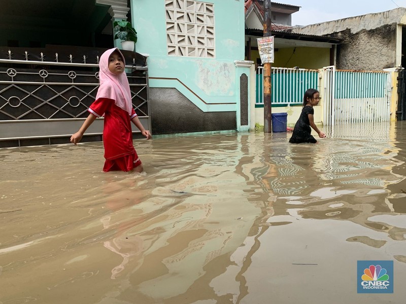 Banjir Terjang Karang Satria Tambun Utara Bekasi. (CNBC Indonesia/Susi Setiawati) Banjir Terjang Karang Satria Tambun Utara Bekasi. (CNBC Indonesia/Susi Setiawati)