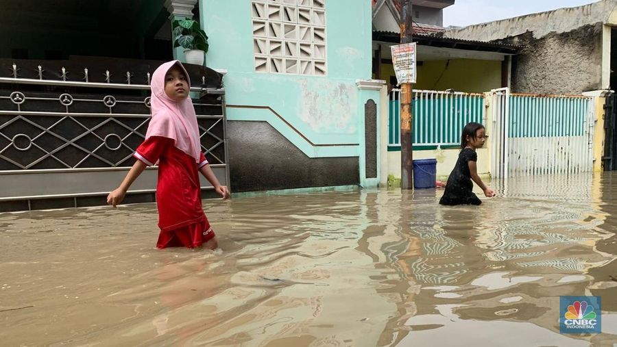 Banjir Terjang Karang Satria Tambun Utara Bekasi. (CNBC Indonesia/Susi Setiawati)