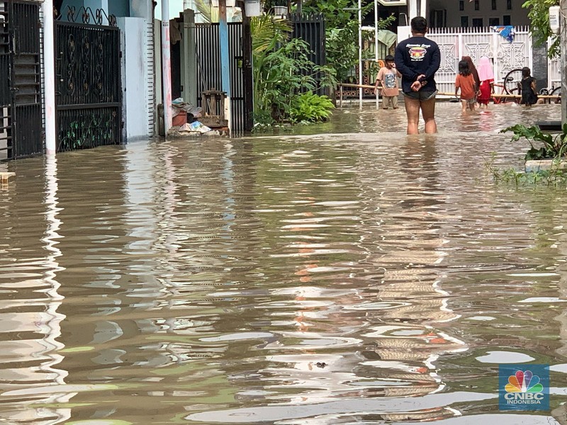 Banjir Terjang Karang Satria Tambun Utara Bekasi. (CNBC Indonesia/Susi Setiawati) Banjir Terjang Karang Satria Tambun Utara Bekasi. (CNBC Indonesia/Susi Setiawati)