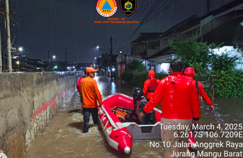 Polri Sat Lantas Jakbar melaksanakan pengaturan arus lalu lintas di Jl Daan Mogot depan Aqua arah Cengkareng arus lalu lintas Padat. (X/TMC Polda)