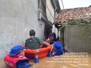 Petugas Evakuasi Bayi Terjebak Banjir di Jatinegara Jaktim