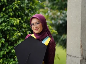 Cerita Hayya Lulus S1 Usia 20 Tahun & Jadi Wisudawan Termuda UGM, Apa Rahasianya?
