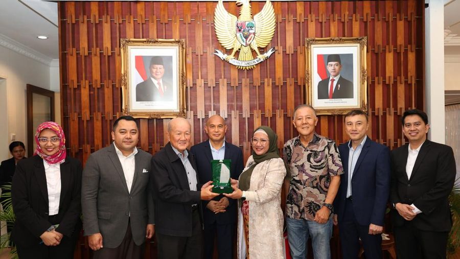 Konfirmasi dan komitmen investasi ditandai dengan penandatanganan Surat Konfirmasi Pemesanan (SKP) lahan oleh Thong Guan Industries Bhd. di Wisma Indonesia Penang, Malaysia (3/3).