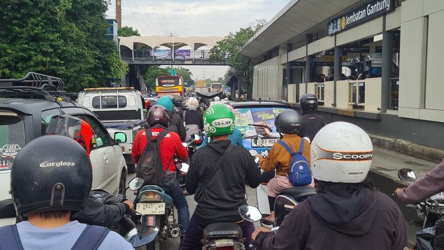 Jalan Daan Mogot di Jakarta Barat terpantau macet pada pagi hari ini imbas kali yang meluap saat jam sibuk masuk kantor. (CNBC Indonesia/Robertus Indrianto)