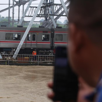 Begini Detik-Detik KRL Melintas Jembatan Kali Bekasi yang Meluap