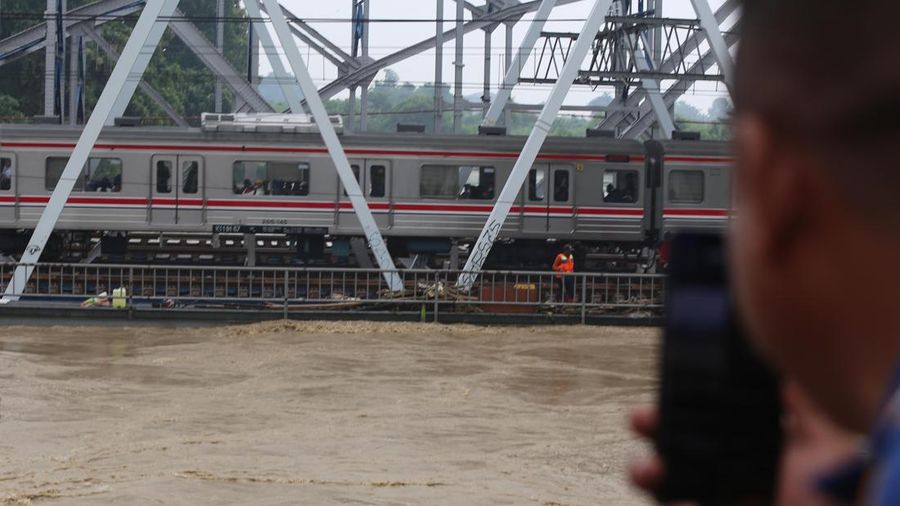 Jalan Insinyur H. Juanda, akses utama menuju Stasiun Bekasi, terendam banjir pada Selasa (4/3/2025). (CNBC Indonesia/Tias Budiarto)