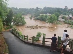 Kali Ciliwung Meluap, Jembatan di Poltangan Tiba-tiba 'Menghilang' Kali Ciliwung Meluap, Jembatan di Poltangan Tiba-tiba 'Menghilang'