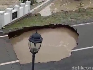 Jembatan Kemang Pratama Bekasi Amblas gegara Banjir, Akses Terputus