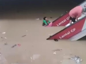 Cerita Tanggul Jebol Bikin Banjir Bak Air Bah Terjang Mal Mega Bekasi