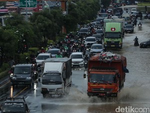 Banjir Surut, Jalan Ahmad Yani Bekasi Sudah Dapat Dilintasi Pagi Ini
