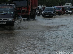 Buat Pengguna Mobil Matic, Ini Tips Aman Berkendara Menerobos Banjir