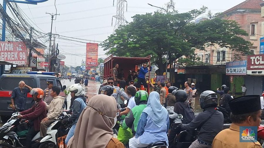 Kondisi Jl. Ciledug Raya, Tangerang, tergenang banjir, Selasa (4/3/2025). Banjir selutut orang dewasa. Kendaraan tidak bisa lewat. (CNBC Indonesia/Wilda)