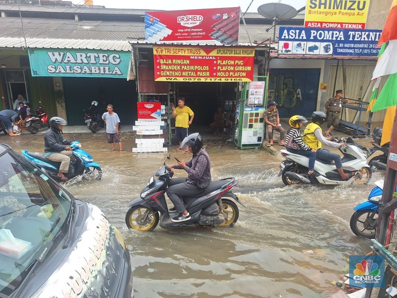 Kondisi Jl. Ciledug Raya, Tangerang, tergenang banjir, Selasa (4/3/2025). Banjir selutut orang dewasa. Kendaraan tidak bisa lewat. (CNBC Indonesia/Wilda)