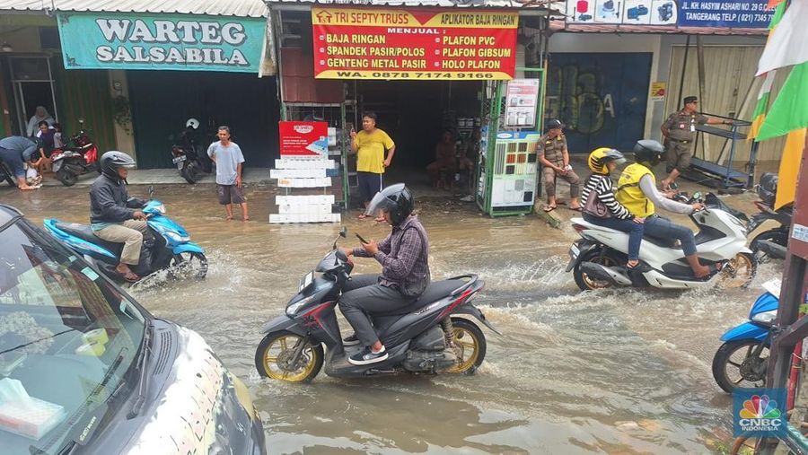 Kondisi Jl. Ciledug Raya, Tangerang, tergenang banjir, Selasa (4/3/2025). Banjir selutut orang dewasa. Kendaraan tidak bisa lewat. (CNBC Indonesia/Wilda)