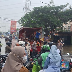 Penampakan Jalan Ciledug Raya Tangerang Lumpuh Diterjang Banjir