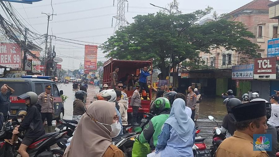 Kondisi Jl. Ciledug Raya, Tangerang, tergenang banjir, Selasa (4/3/2025). Banjir selutut orang dewasa. Kendaraan tidak bisa lewat. (CNBC Indonesia/Wilda)