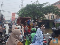Penampakan Jalan Ciledug Raya Tangerang Lumpuh Diterjang Banjir