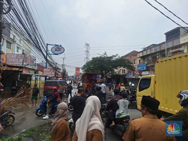 Kondisi Jl. Ciledug Raya, Tangerang, tergenang banjir, Selasa (4/3/2025). Banjir selutut orang dewasa. Kendaraan tidak bisa lewat. (CNBC Indonesia/Wilda) Kondisi Jl. Ciledug Raya, Tangerang, tergenang banjir, Selasa (4/3/2025). Banjir selutut orang dewasa. Kendaraan tidak bisa lewat. (CNBC Indonesia/Wilda)