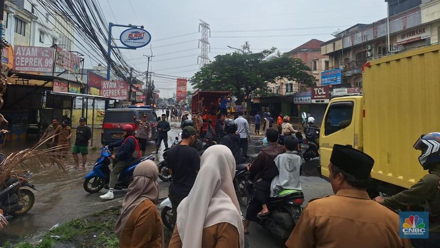 Kondisi Jl. Ciledug Raya, Tangerang, tergenang banjir, Selasa (4/3/2025). Banjir selutut orang dewasa. Kendaraan tidak bisa lewat. (CNBC Indonesia/Wilda)