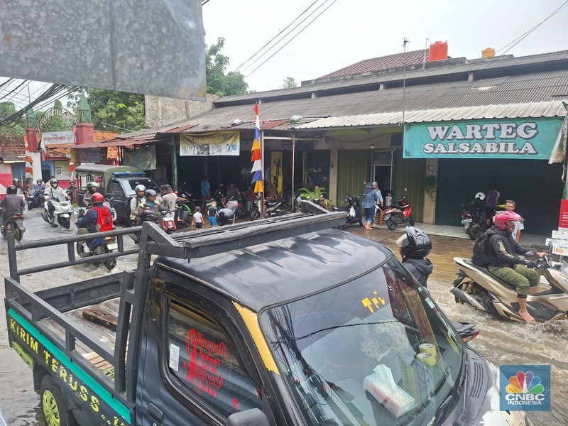 Kondisi Jl. Ciledug Raya, Tangerang, tergenang banjir, Selasa (4/3/2025). Banjir selutut orang dewasa. Kendaraan tidak bisa lewat. (CNBC Indonesia/Wilda) Kondisi Jl. Ciledug Raya, Tangerang, tergenang banjir, Selasa (4/3/2025). Banjir selutut orang dewasa. Kendaraan tidak bisa lewat. (CNBC Indonesia/Wilda)