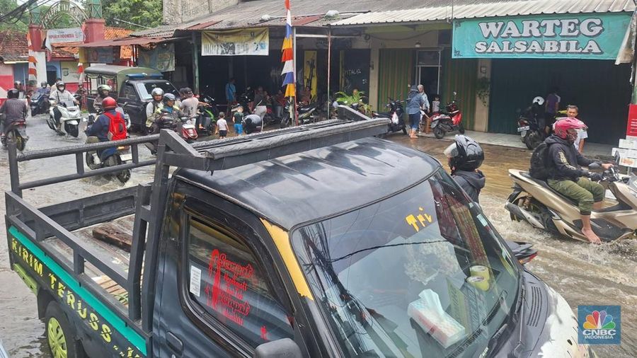 Kondisi Jl. Ciledug Raya, Tangerang, tergenang banjir, Selasa (4/3/2025). Banjir selutut orang dewasa. Kendaraan tidak bisa lewat. (CNBC Indonesia/Wilda)