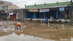 Banjir Besar Vila Nusa Indah Bekasi Tinggalkan Lumpur Tebal