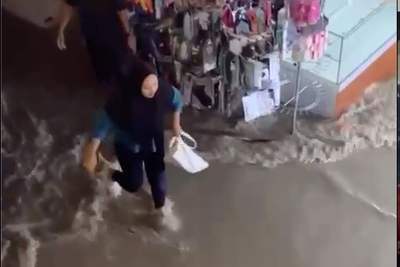 Banjir Kawasan Mall Hypermat Bekasi (CNBC Indonesia/Tias Budiarto) Banjir Kawasan Mall Hypermat Bekasi (CNBC Indonesia/Tias Budiarto)