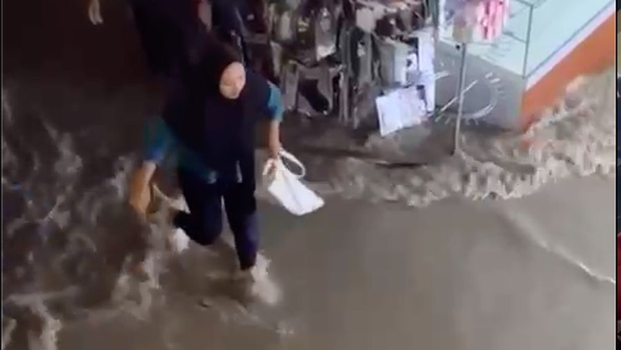 Banjir Kawasan Mall Hypermat Bekasi (CNBC Indonesia/Tias Budiarto)