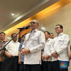 Zulhas Minta Produsen Daging-Telur Ayam Naikkan Produksi, Harga Aman?