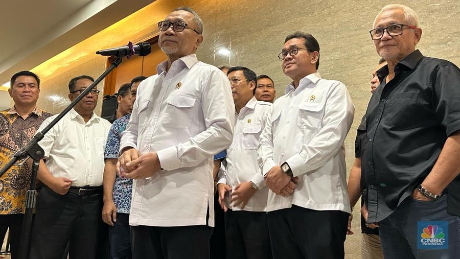 Menko Pangan Zulkifli Hasan bersama Menteri Perdagangan (Mendag) Budi Santoso, Kepala Bapanas Arief Prasetyo Adi, dan para pelaku usaha peternakan ayam saat Konferensi Pers di kantor Kemendag, Selasa (4/3/2025). (վ/Martyasari)