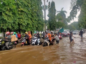 Puluhan Motor Mogok di Pesanggrahan Jakbar Akibat Terobos Banjir