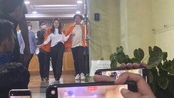 Pakai Rompi Oranye, Nikita Mirzani Resmi Ditahan Atas Kasus Pemerasan