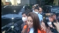 Ditahan Polisi, Ini Penampakan Nikita Mirzani Berbaju Oranye