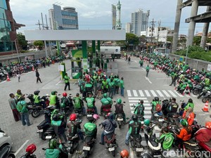 Ratusan Driver Ojol Antre BBM Gratis di Surabaya