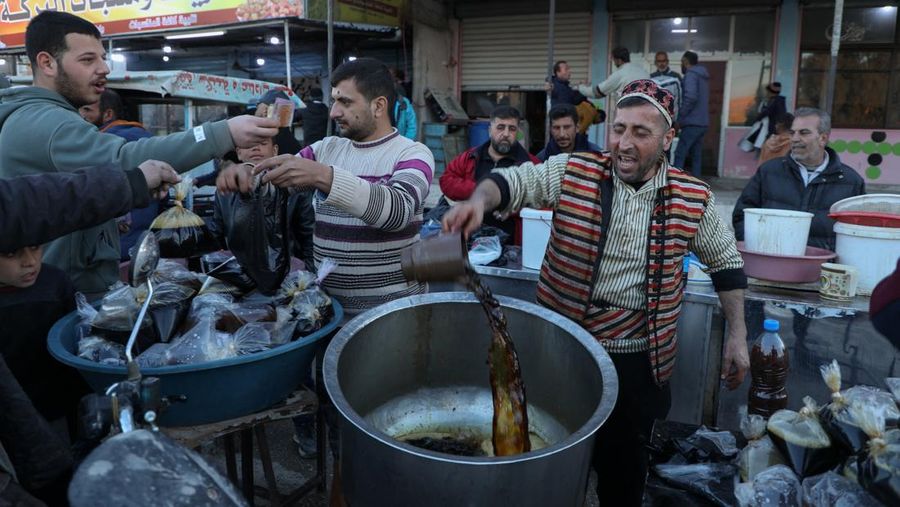 Permen tradisional dipajang saat orang-orang berbelanja di pasar selama bulan puasa Ramadan, di Damaskus, Suriah, 2 Maret 2025. (REUTERS/Yamaml Al Shaar)